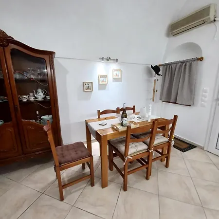 Granny's ,mini For 4 Messaria (Santorini)